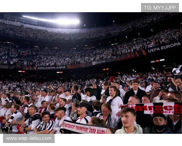 法兰克福球迷远征汉堡，严寒中助威成焦点